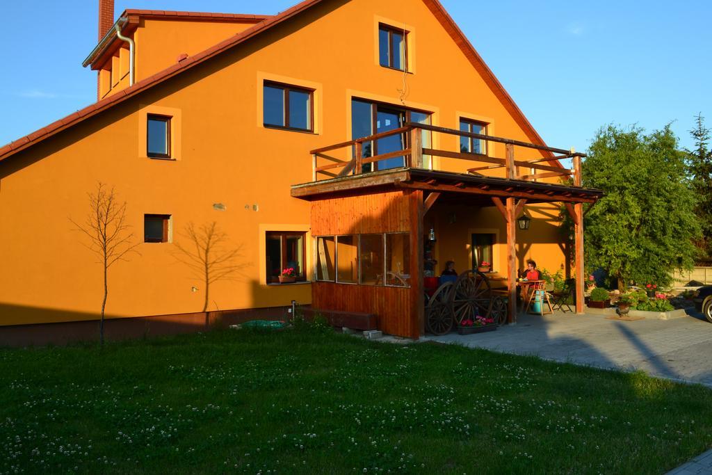 Penzion Eqilon Hotel Mělník Exterior foto